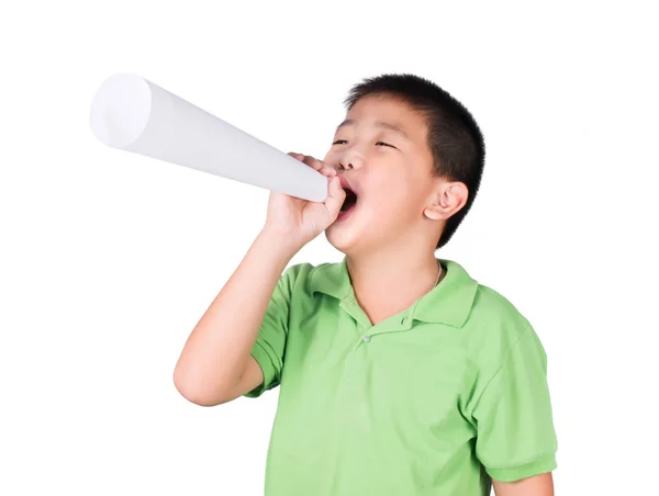 Petit garçon avec un faux mégaphone fait avec du papier blanc isolé sur le fond blanc, droits d'un enfant — Photo