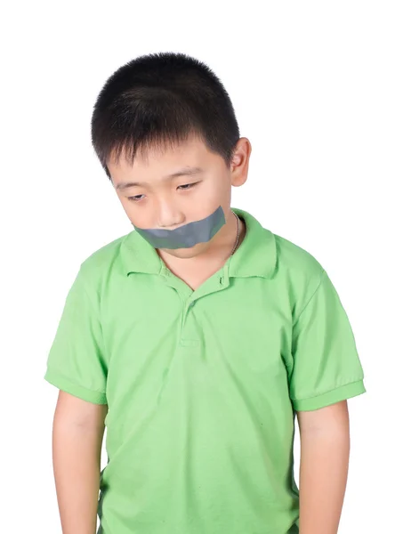 Ragazzino con nastro adesivo avvolgente intorno alla bocca, diritti di un bambino, isolato su sfondo bianco — Foto Stock