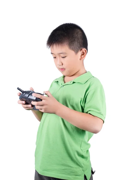 小男孩手持 (控制手机) 无线电遥控直升机，无人机或白色背景上平面分离 — 图库照片