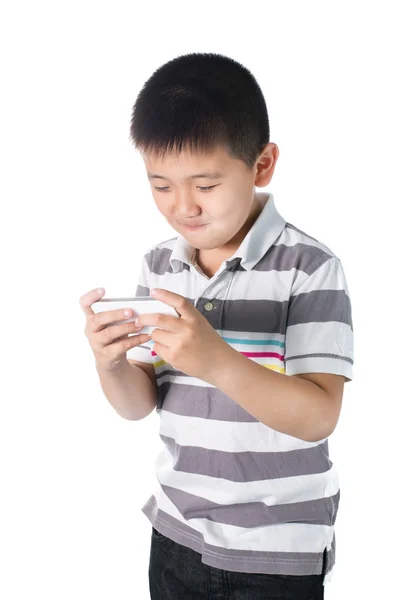 Kleine jongen met mobiele telefoon in de hand geïsoleerd op witte achtergrond — Stockfoto