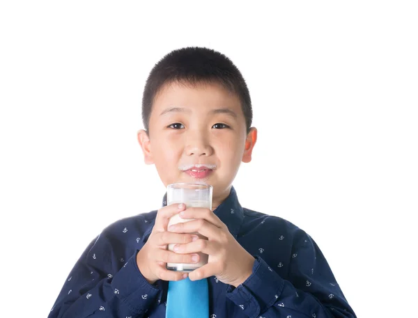 Niño bebiendo leche con bigote de leche sosteniendo vaso de leche aislado sobre fondo blanco — Foto de Stock