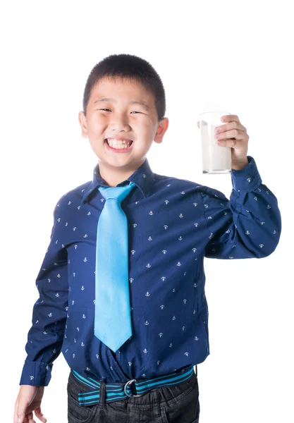 Niño feliz con vaso de leche en la mano aislado sobre fondo blanco — Foto de Stock