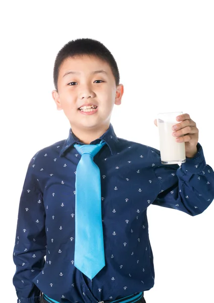 Glücklicher Junge mit Glas Milch in der Hand isoliert auf weißem Hintergrund — Stockfoto