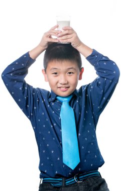 Süt beyaz arka plan üzerinde izole el ile mutlu çocuk