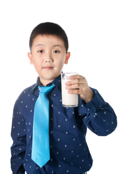 Lycklig pojke med glas mjölk i handen isolerad på vit bakgrund — Stockfoto