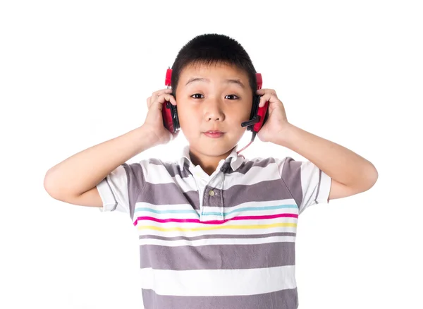 Asiatischer Junge hört Musik mit Kopfhörern, isoliert auf weißem Hintergrund — Stockfoto