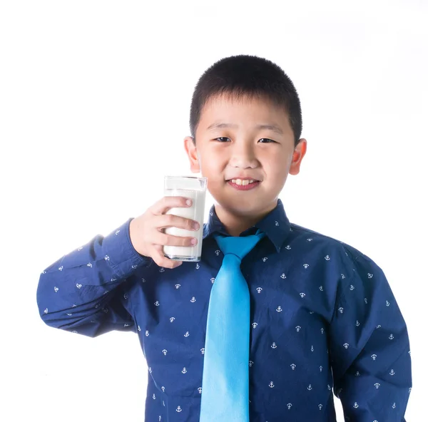 Niño feliz con vaso de leche en la mano aislado sobre fondo blanco — Foto de Stock