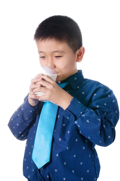 Niño feliz con vaso de leche en la mano aislado sobre fondo blanco — Foto de Stock