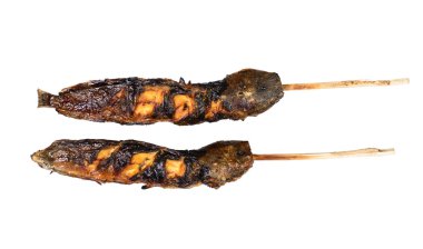 Beyaz arka plan üzerinde izole bambu sopalarla ızgara yayın balığı