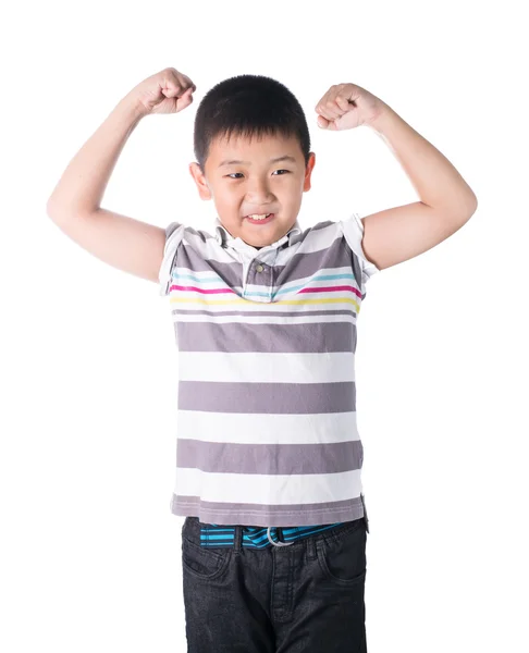 Fuerte chico asiático mostrando sus bíceps flexionando los músculos de su brazo, aislado sobre fondo blanco — Foto de Stock