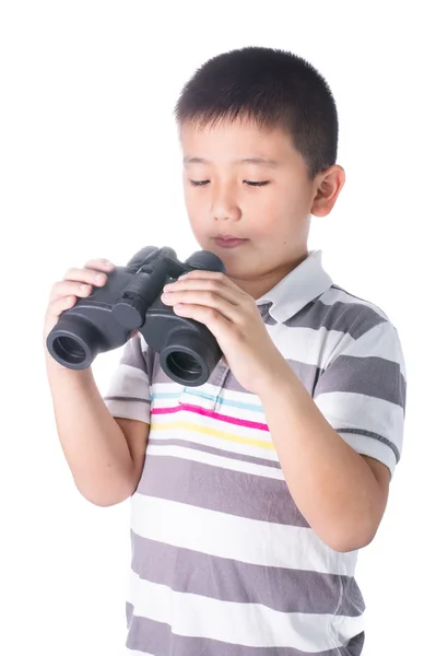 Asiático menino segurando binóculos, isolado em um fundo branco — Fotografia de Stock