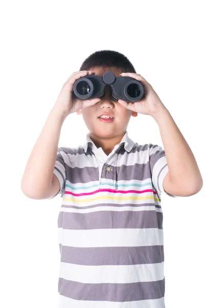 Asiatisk pojke som håller kikare, isolerad på en vit bakgrund — Stockfoto