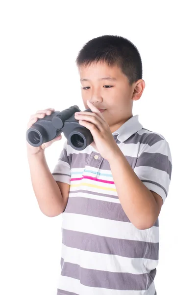 Asiático menino segurando binóculos, isolado em um fundo branco — Fotografia de Stock