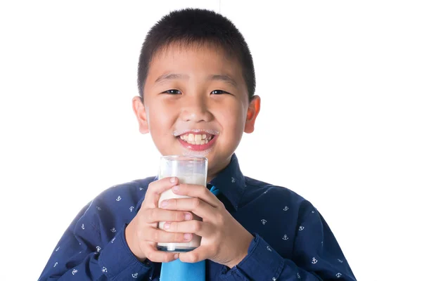 Chlapec konzumního mléka s mlékem knírkem drží sklenici mléka izolovaných na bílém pozadí — Stock fotografie