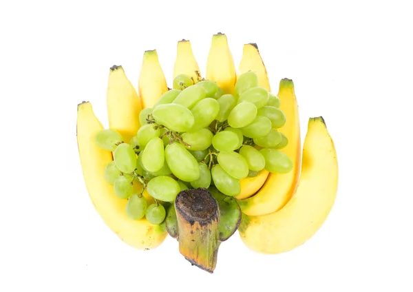 Bos van bananen en groene druif, geïsoleerd op witte achtergrond — Stockfoto