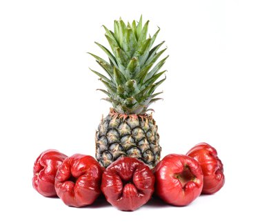 Rose elma veya beyaz arka plan üzerinde izole ananas ile chomphu