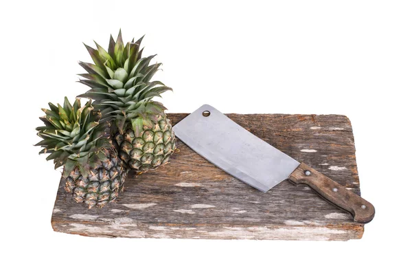 Blocco di taglio e mannaia con ananas isolato sulla schiena bianca — Foto Stock