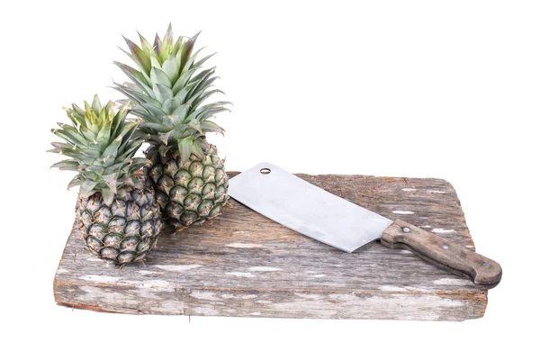 Blocco di taglio e mannaia con ananas isolato sulla schiena bianca — Foto Stock