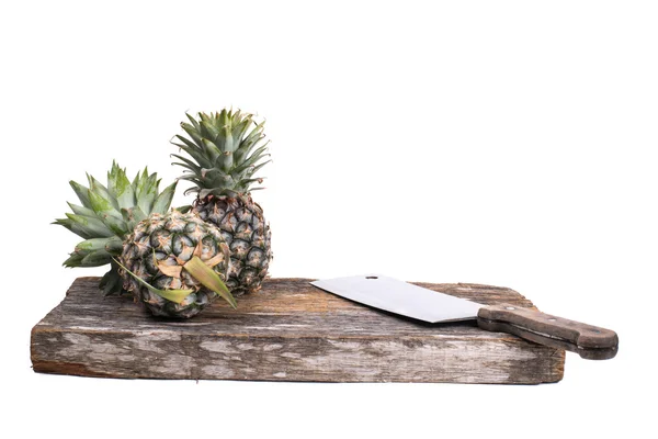 Blocco di taglio e mannaia con ananas isolato sulla schiena bianca — Foto Stock