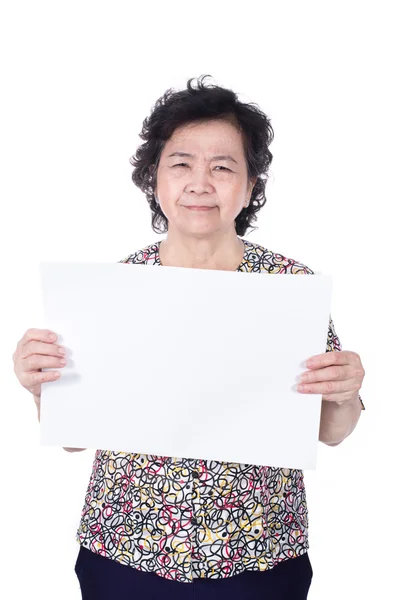 Asijské starší žena stojící s prázdnou horizontální prázdného papíru i — Stock fotografie
