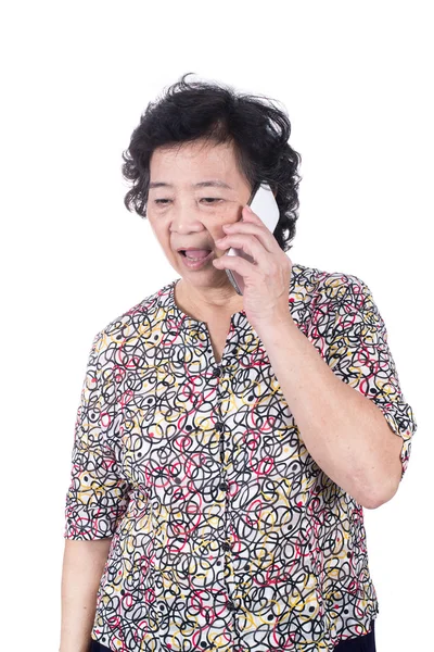 Asijské starší žena s mobilním telefonem v ruce izolovaných na bílém — Stock fotografie