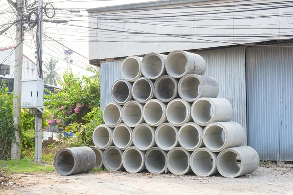 Tubos de drenagem de concreto empilhados para construção, irrigação, em — Fotografia de Stock