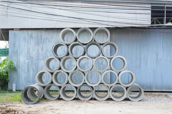 Tubos de drenagem de concreto empilhados para construção, irrigação, em — Fotografia de Stock