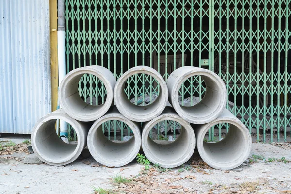 Tuberías de drenaje de hormigón apiladas para la construcción, riego, en —  Fotos de Stock