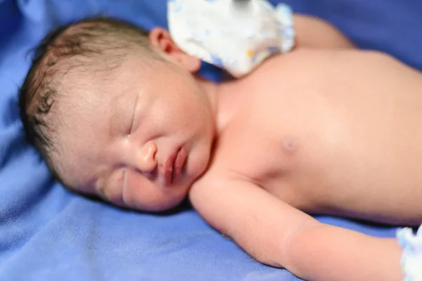 Asian newborn Infant Baby boy on blue blanket with umbilical — Stock Photo, Image