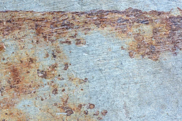 Taches de rouille grunge brune sur un vieux sol en béton gris poli — Photo