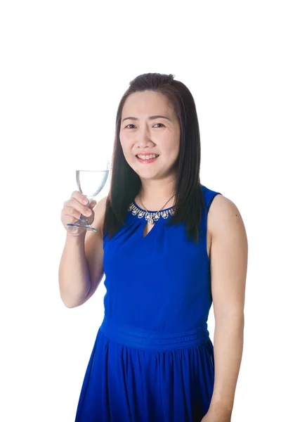 快乐的亚裔女子和玻璃水分离白色背面 — 图库照片
