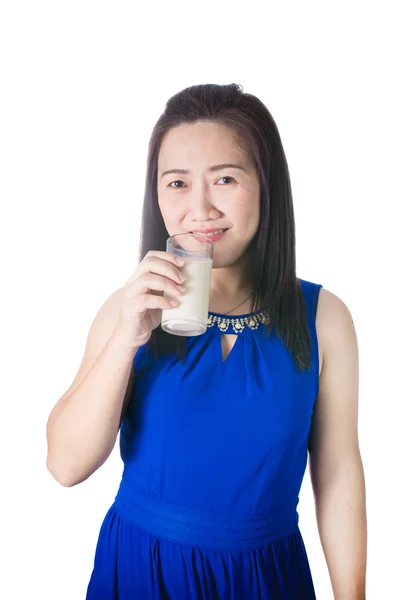 快乐的亚裔女子和杯牛奶在手上白色 b 孤立 — 图库照片