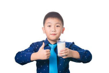 Asyalı çocuk Isola başparmak bardak süt ile elinde, pes