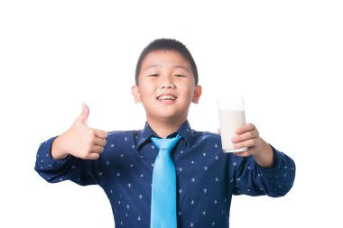 Asyalı çocuk sen Yaşasın bardak süt ile el vererek