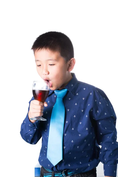 Gelukkige jongen met glas frisdrank in hand geïsoleerd op witte bac — Stockfoto