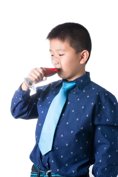 Niño feliz con vaso de refresco en mano aislado en bac blanco —  Fotos de Stock