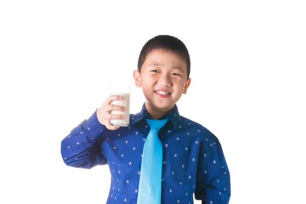 Lycklig pojke med glas mjölk i handen isolerad på vita bak — Stockfoto