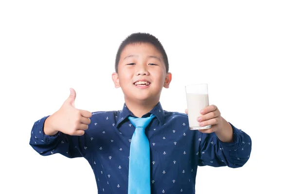 Asiático chico dando usted pulgares arriba con vaso de leche en mano — Foto de Stock