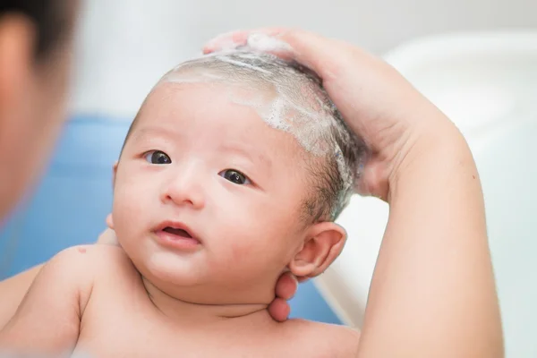 Mutter gibt ihrem Neugeborenen, Säugling, ein Bad — Stockfoto