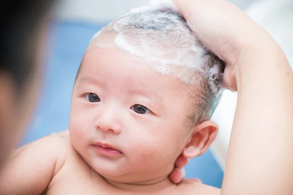 Mãe dar um banho seu bebê recém-nascido, bebê — Fotografia de Stock