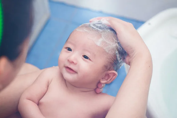 Mother give a bath her newborn baby, infant — Stock Photo, Image