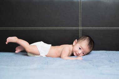 Beyaz yastık, yatakta yatan sevimli Asya bebek