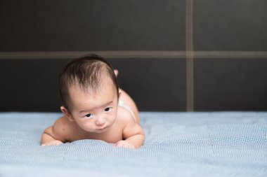 Beyaz yastık, yatakta yatan sevimli Asya bebek