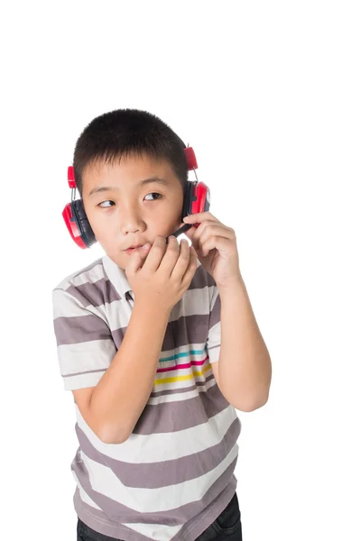 Asiatischer Junge hört Musik mit Kopfhörern, isoliert auf weißem Bac — Stockfoto