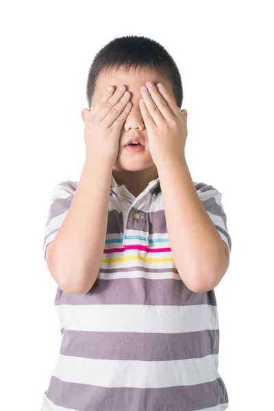 Aziatische Kid verbergen gezicht onder handen, spelen verstoppertje, geïsoleerd — Stockfoto