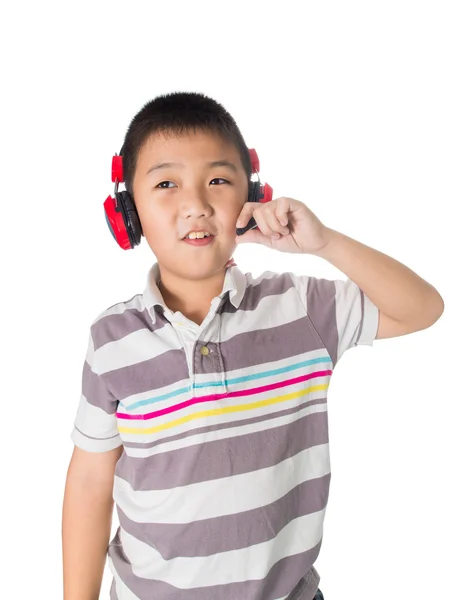 Asiatischer Junge hört Musik mit Kopfhörern, isoliert auf weißem Bac — Stockfoto