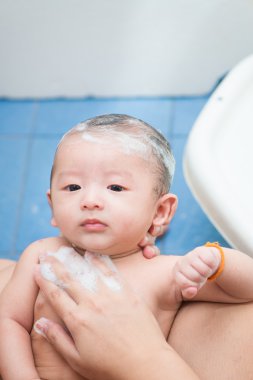 Annesi onun yeni doğan bebek, Bebek Banyo vermek