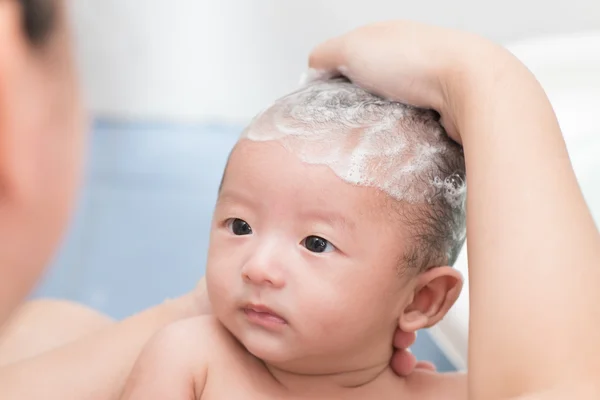 Mãe dar um banho seu bebê recém-nascido, bebê — Fotografia de Stock
