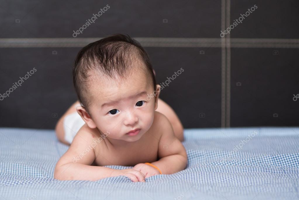 Mignon Bebe Asiatique Couche Sur Un Oreiller Blanc Sur Le Lit Image Libre De Droit Par Pookpiik C Mignon Bebe Asiatique Couche Sur Un Oreiller Blanc Sur Le Lit Image Libre De Droit Par Pookpiik C