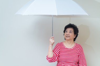 Asyalı kadın holding şemsiye vurdu, Studio özel sesleri